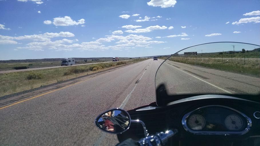 Cesta, jazda na motorke, pohľad z jazdcovej perpektívy